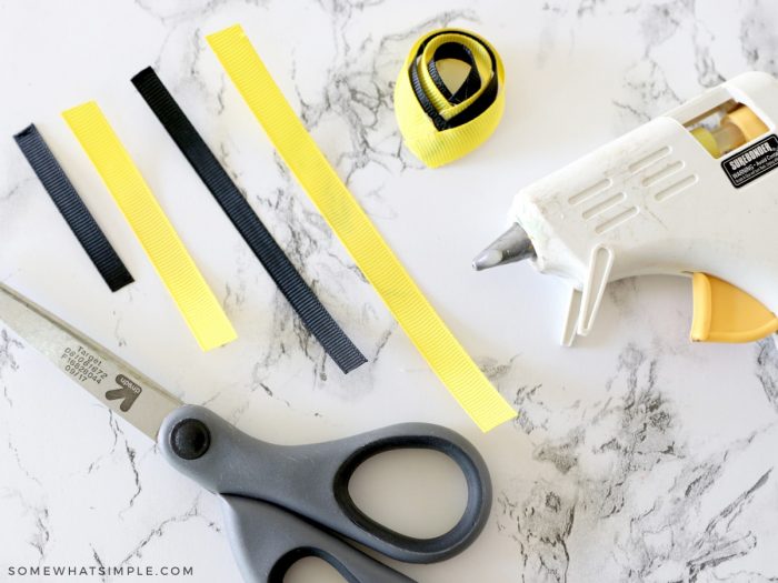 making a bumblebee bow from ribbon